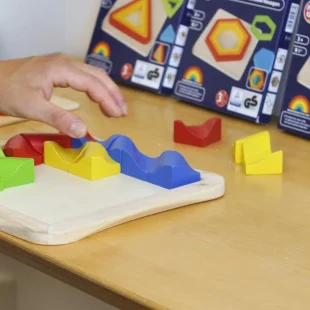 Homsan Aston Deltagares hand som lägger pussel på daglig verksamhet Homsan Aston