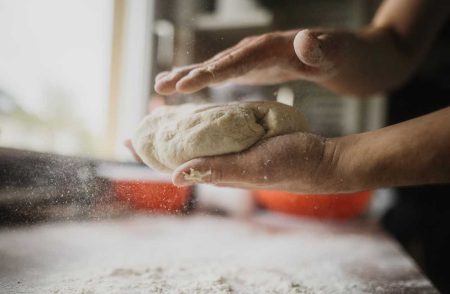 Bakning av bröd på Homsan Bageriet - daglig verksamhet med bageri och café i Stockholm